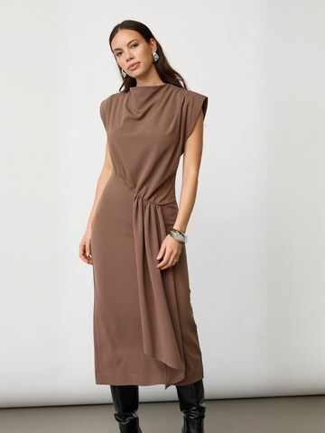 co'couture - Vestido ' FalconCC Pleat ' en marrón: frente