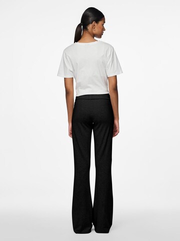 Flared Pantaloni 'PCGEORGINA' di PIECES in nero