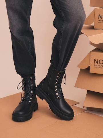 nae Vegan Shoes - Botas con cordones en negro: frente