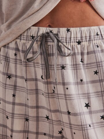 Pijama de la Next pe gri