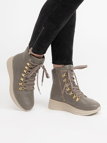 VITAFORM Lace-Up Boots in Grey: front