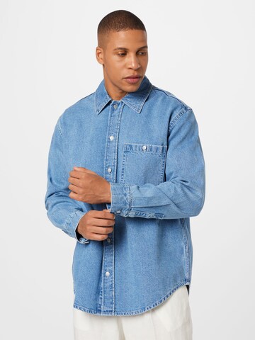 Fit confort Chemise 'Levetate' WEEKDAY en bleu : devant