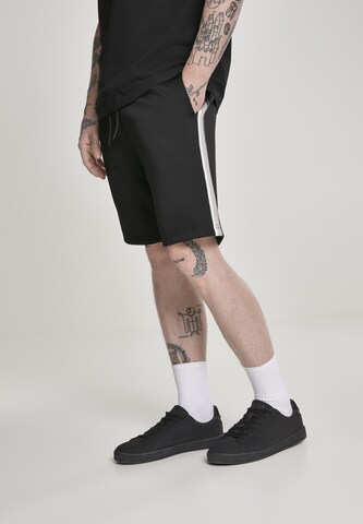 Urban Classics Regular Shorts in Schwarz