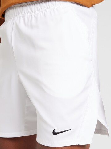Regular Pantalon de sport 'VCTRY' NIKE en blanc