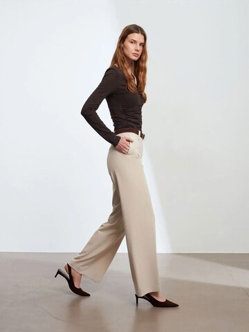 Dilvin Wide leg Pants in Beige: front
