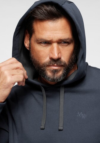 Man's World Sweatshirt in Blau