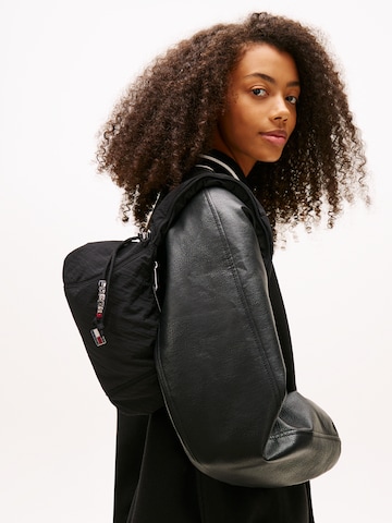 Tommy Jeans Schultertasche in Schwarz