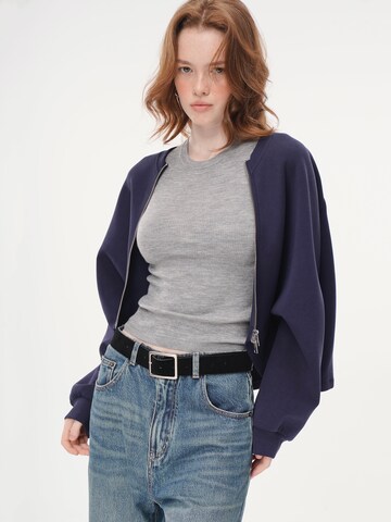 yoligex Between-season jacket 'YOLIGEX Kurze Jacke Marineblau Stehkragen Reißverschluss Cape-Design' in Blue: front
