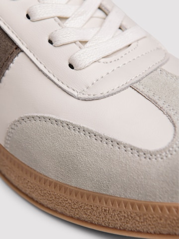 Pantofi de la Ombre pe alb