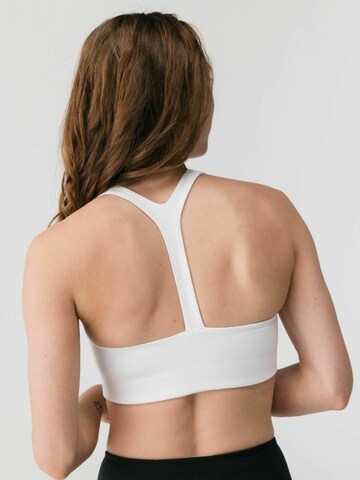 Top ' Stevie ' di Girlfriend Collective in bianco