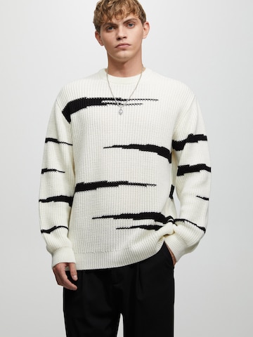 Pull&Bear Sweater in White: front