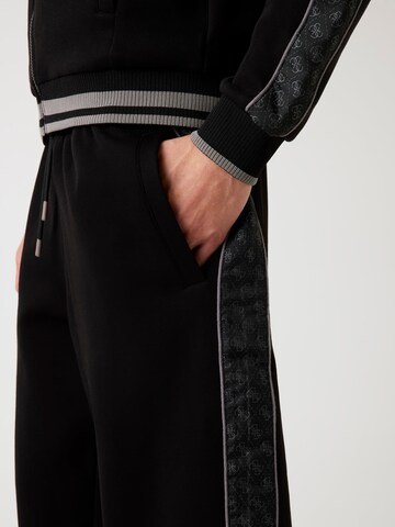 GUESS Tapered Hose in Schwarz