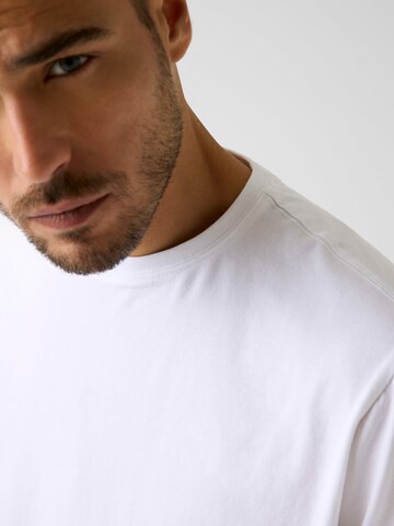 Tricou de la GUESS pe alb