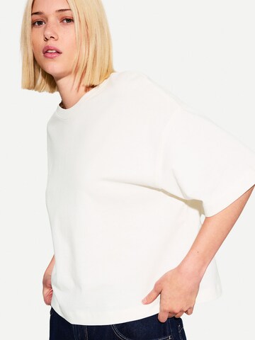 T-shirt Bershka en blanc : devant