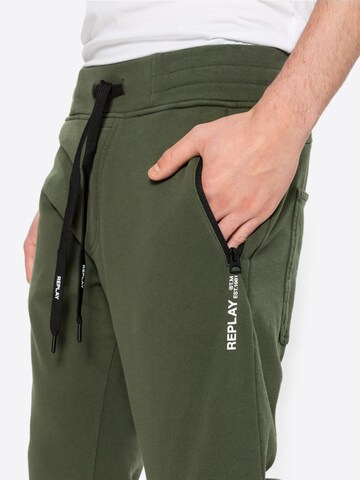 REPLAY Tapered Broek in Groen