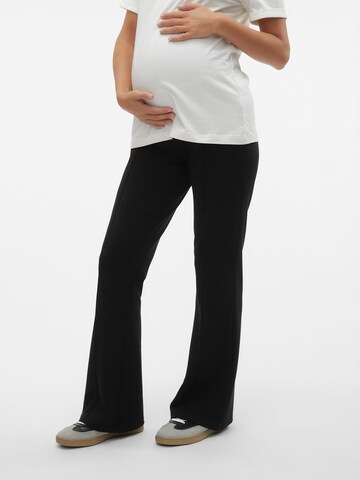 MAMALICIOUS Flared Broek 'LIF PINTUCK' in Zwart: voorkant