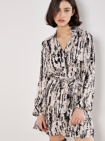 Robe Apricot en blanc : devant