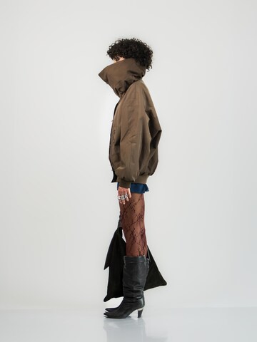 STILL ALIVE - Casaco de inverno 'High-Collar' em castanho