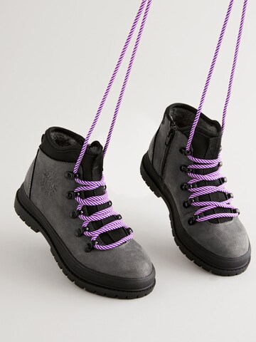 Next Stiefel in Grau