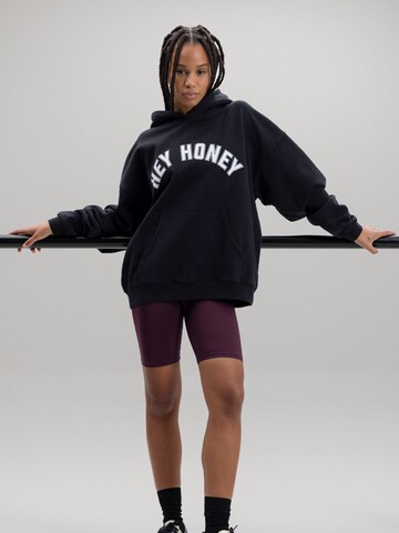 Hey Honey Sweatshirt 'Logo Hood' in Schwarz: Vorderseite
