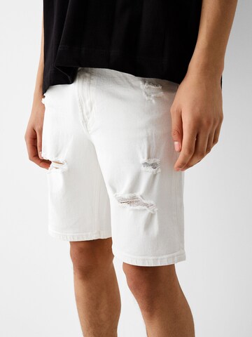 Bershka Regular Shorts in Weiß