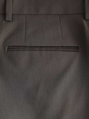 Coupe slim Pantalon à plis Next en gris