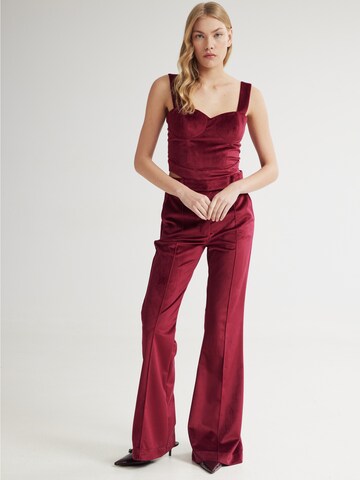 Flared Pantaloni di 4TAILORS in rosso