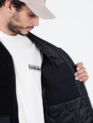 Carhartt WIP Übergangsjacke 'Devin Liner' in Schwarz