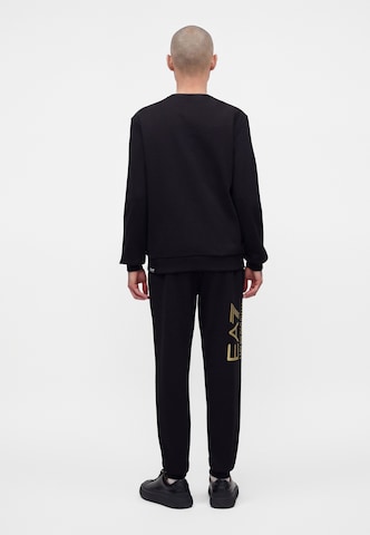 EA7 Emporio Armani Sweatshirt i svart: baksida