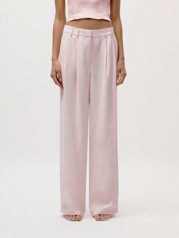 LeGer by Lena GerckeLoosefit Hlače s naborima 'Kora' - roza boja: prednji dio