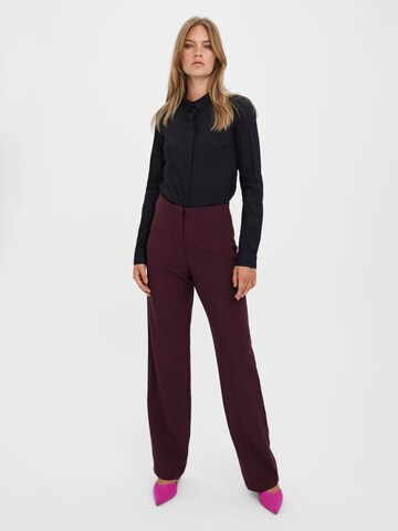 Regular Pantalon à plis VERO MODA en rouge