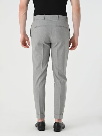 Coupe slim Pantalon à plis Antioch en gris