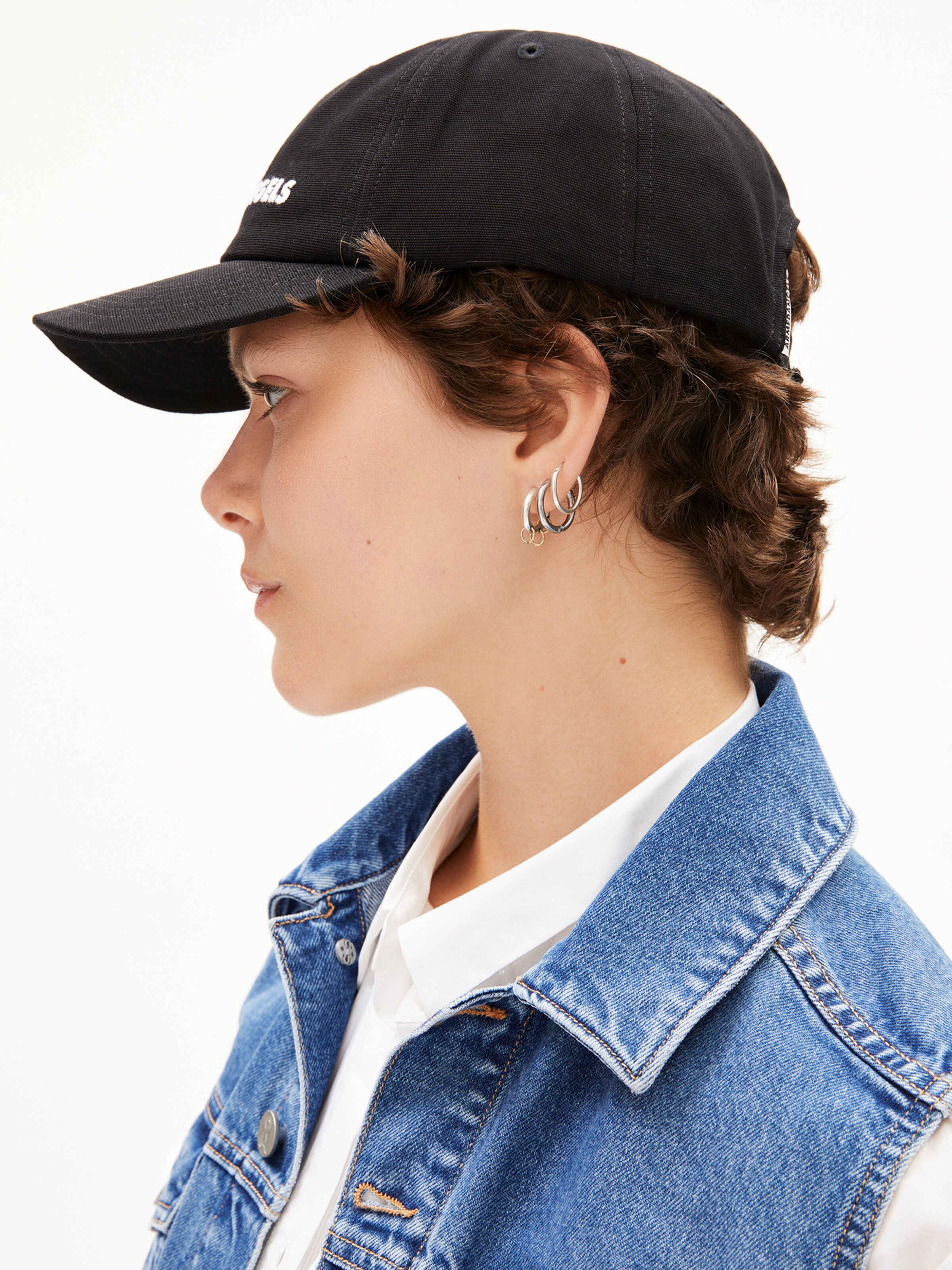 ARMEDANGELS Mütze ' YENAAS WORD ICONIC Å ' in Schwarz: Vorderseite