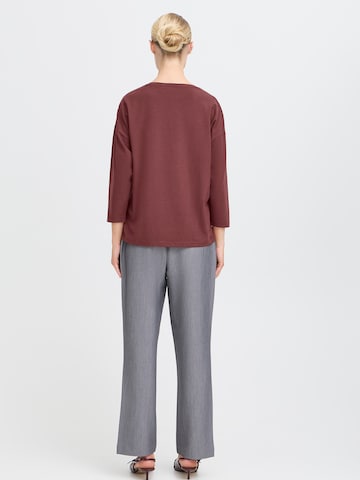 Tricou 'BYPAMILA' de la b.young pe roșu