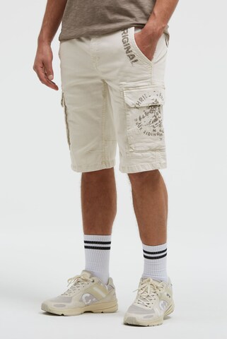 CAMP DAVID Regular Cargo Shorts mit Prints im Used Look in Weiß: Vorderseite