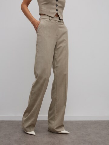 RÆRE by Lorena Rae Loose fit Trousers with creases in Beige: front