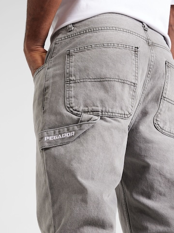 Pegador Regular Jeans 'DAULE' in Grau