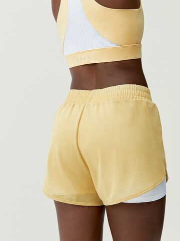 Born Living Yoga Slimfit Sportshorts 'Padma 2.0' in Gelb