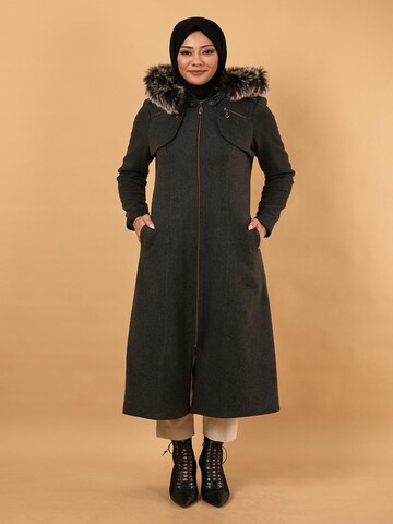 MODAMIHRAM Winter Coat in Grey: front
