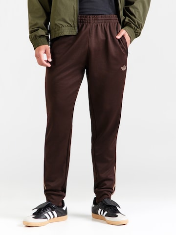 Tapered Pantaloni 'SST' de la ADIDAS ORIGINALS pe maro: față
