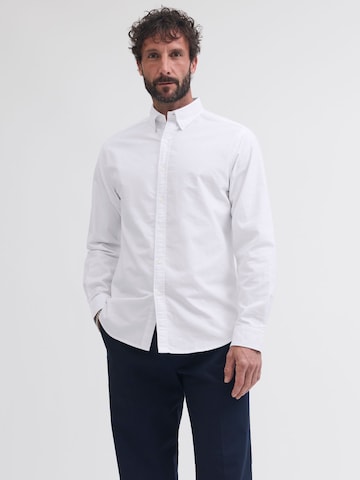 Portland Outerwear Company - Ajuste regular Camisa de negocios en blanco: frente