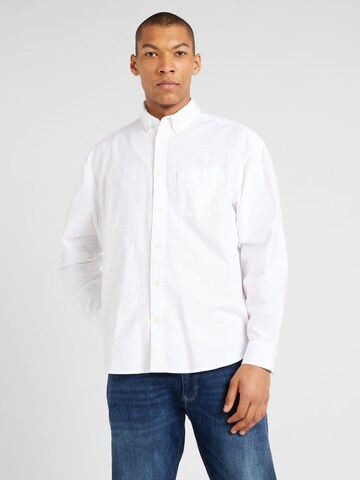 GAP Regular fit Button Up Shirt in White: front