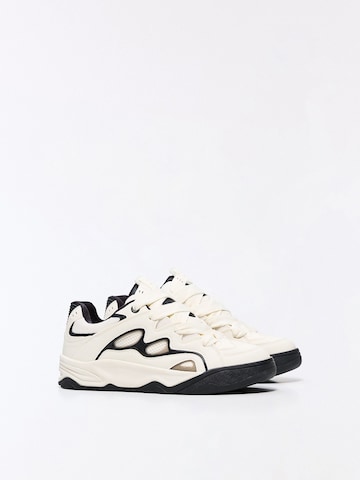 Bershka Trampki niskie w kolorze biały