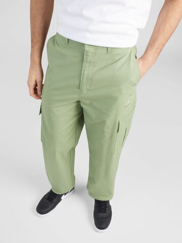 Regular Pantalon cargo 'CLUB' Nike Sportswear en vert : devant