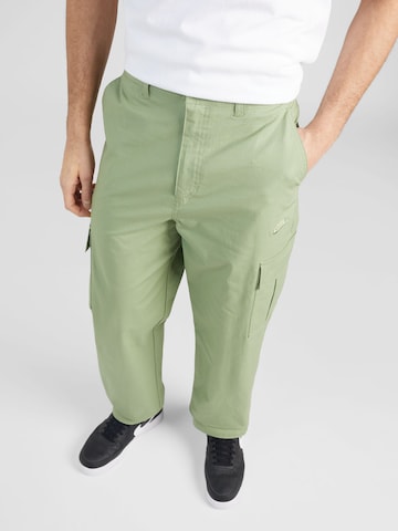 Nike Sportswear - regular Pantalón cargo 'CLUB' en verde: frente