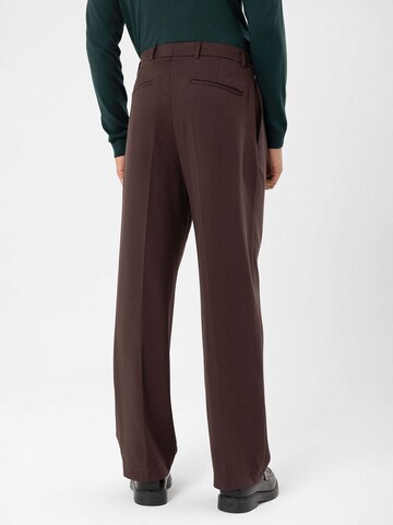 Antioch Regular Pleat-front trousers in Brown