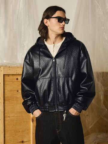 Bershka Tussenjas in Zwart: voorkant