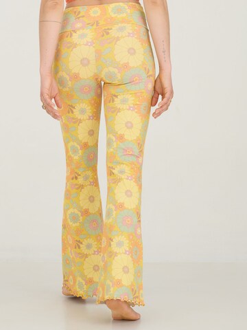 Flared Pantaloni 'LOU' di ABOUT YOU x Sofia Tsakiridou in giallo