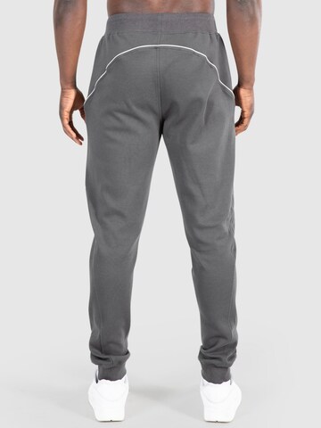 Effilé Pantalon 'Jones' Smilodox en gris