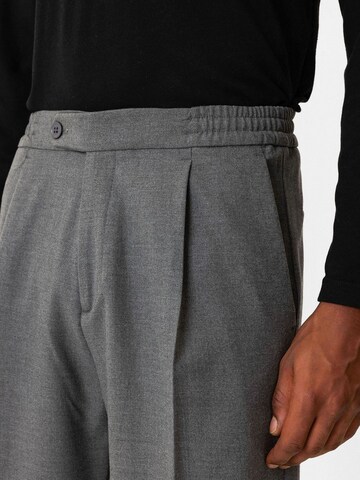 Loosefit Pantaloni con pieghe 'Stadtler' di Antioch in grigio
